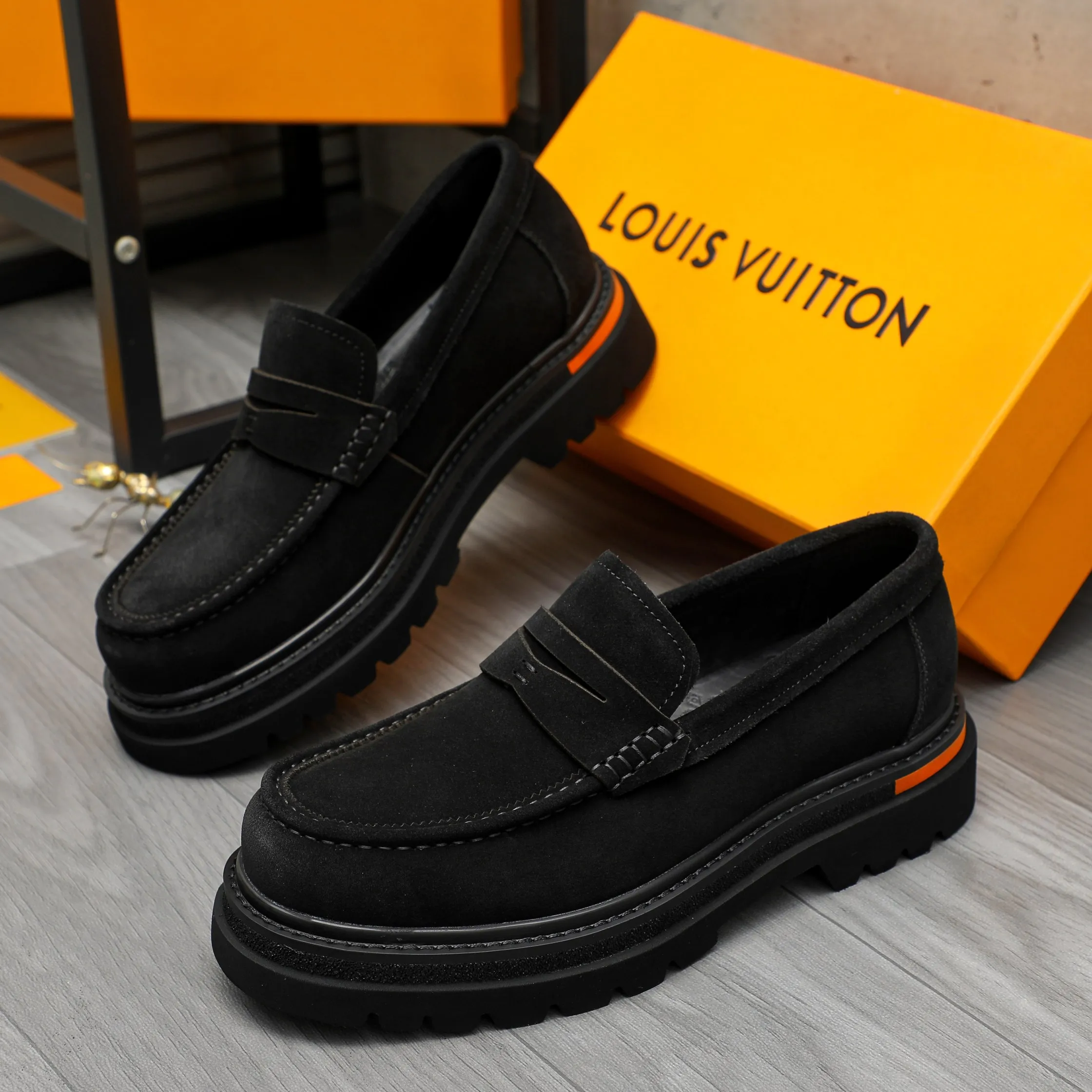 Men's shoes 💰620 Product trademark: LV "Louis Vuitton" business casual slip-on leather shoes Regular size: 37-46 Product material: Selected high-quality frosted cowhide upper, pigskin lining, rubber outsole